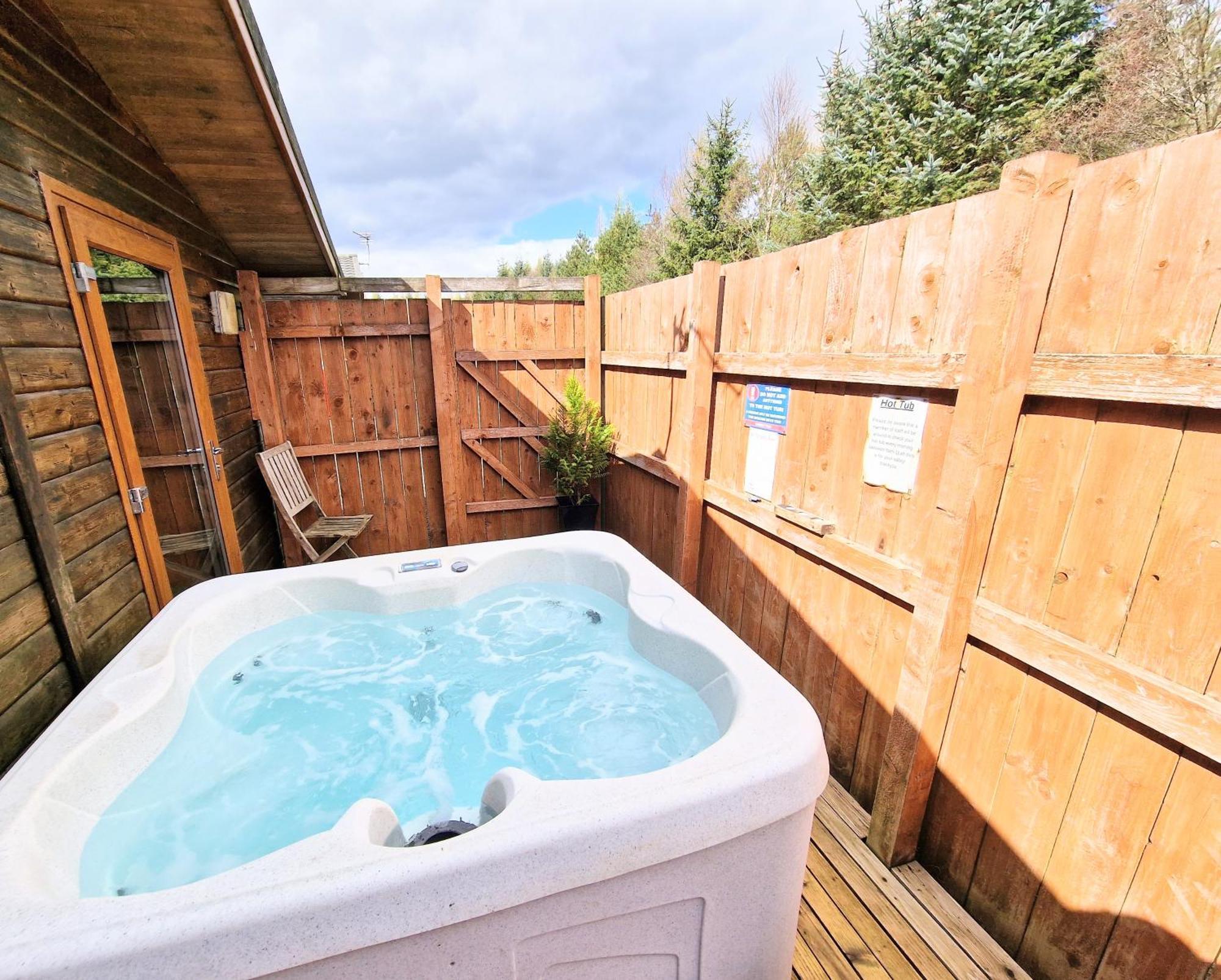 Villa Ochil 8 With Private Hot Tub - Fife - Loch Leven - Lomond Hills Kelty Exterior foto